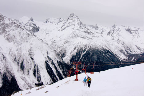 Dombaj im Nordkaukasus: Das Skigebiet geht auf über 3000 Meter Höhe, umgeben von Viertausendern. Foto: Lori/Legion Media